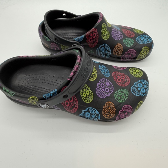 Womens Size 10 Crocs Colorful Day of the Dead Sugar Skull Clogs Black Background - Picture 3 of 8